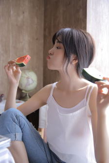 高三班主任办公室侵吻女学生